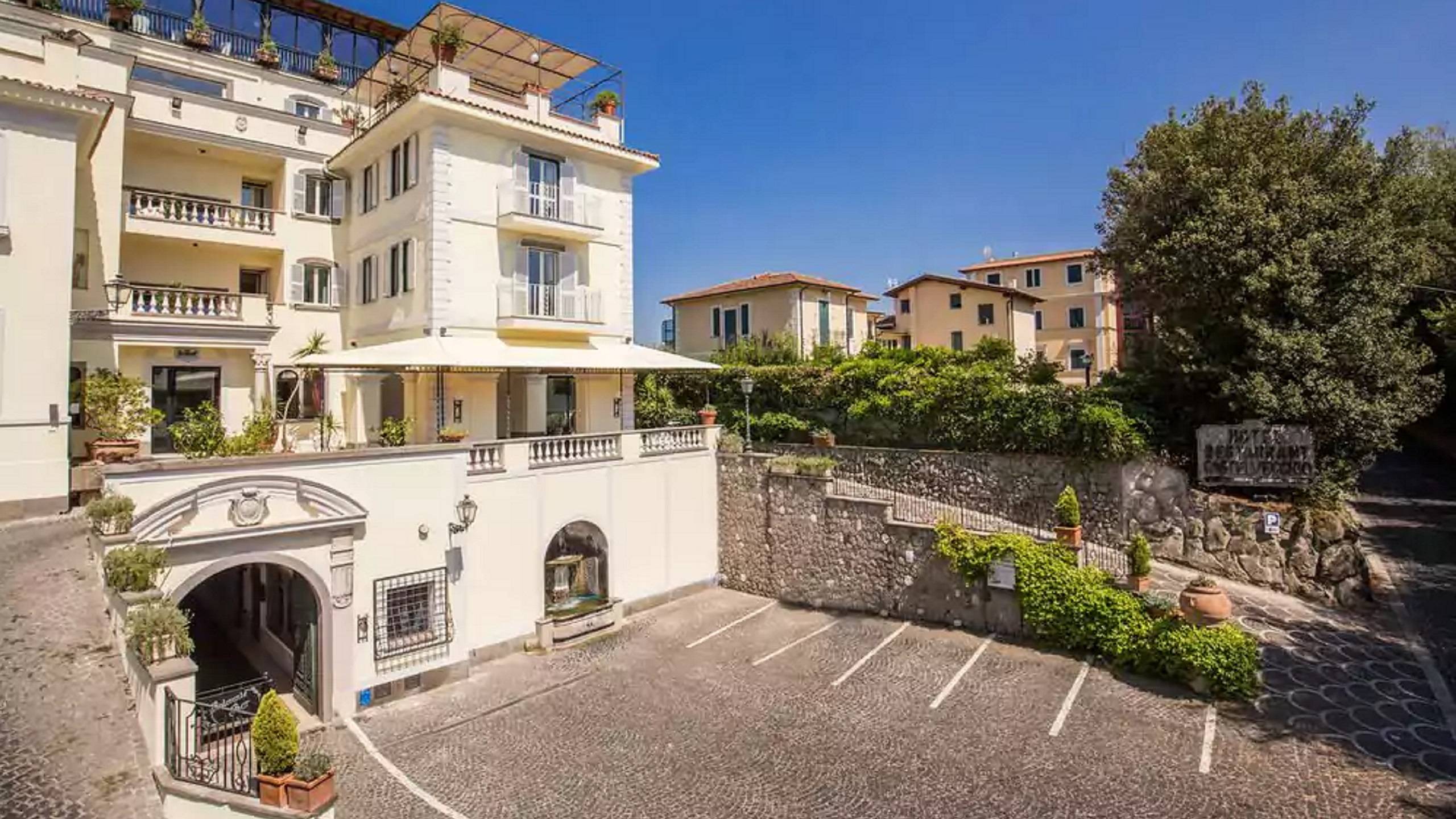 hotel-castel-vecchio-castel-gandolfo-entrance