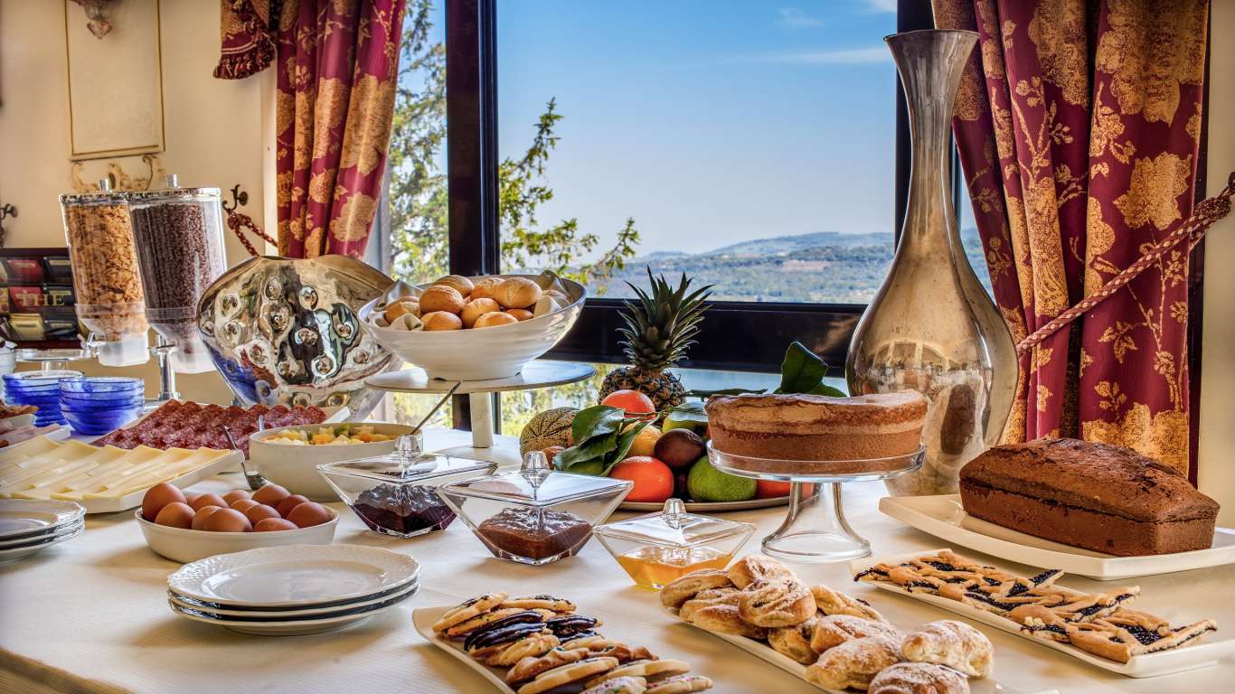 Hotel-Castel-Vecchio-Sala-Bellavista-Table-Breakfast-Lake-View-Albano-Lake