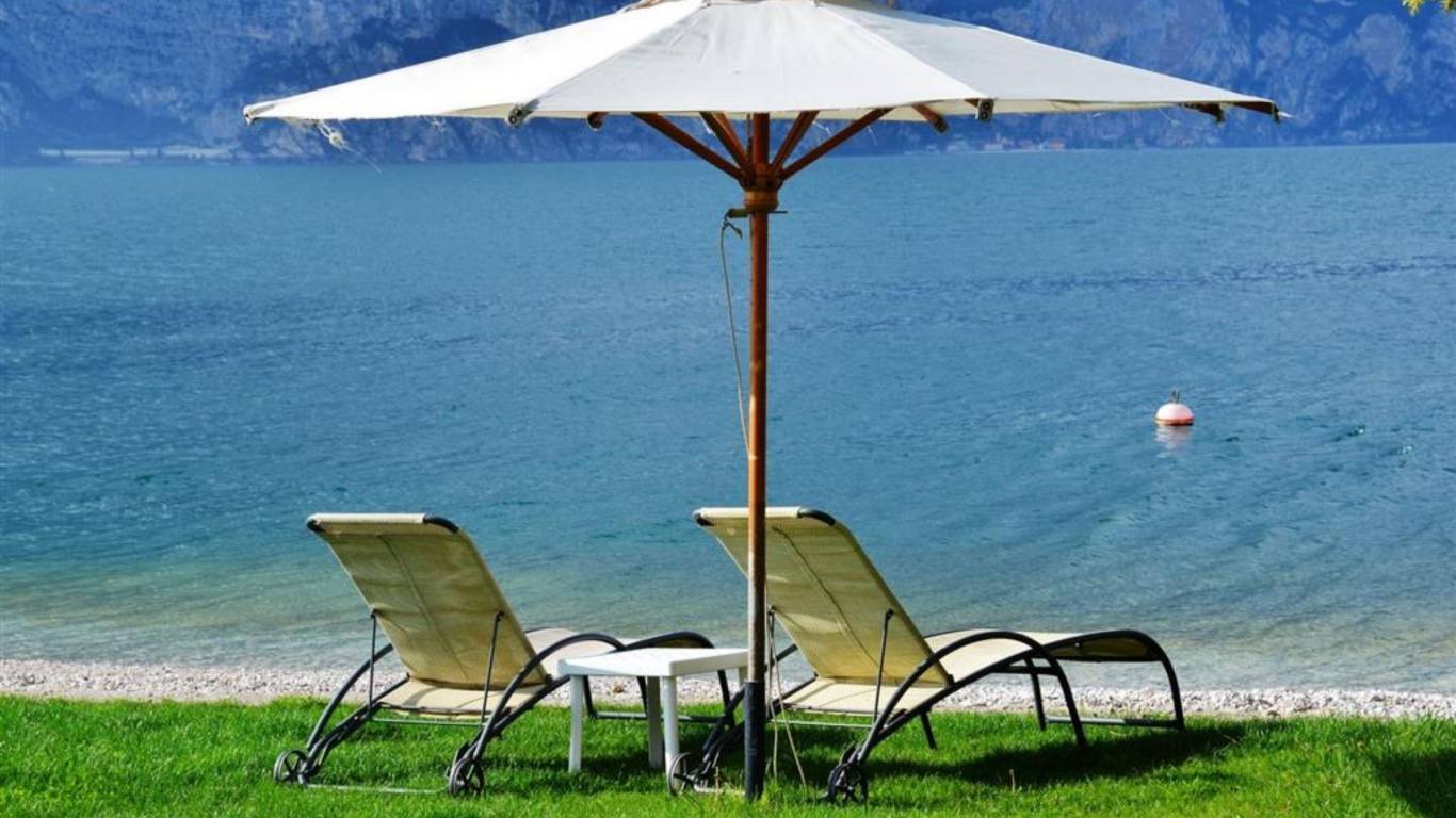 Hotel-Castel-Vecchio-Castel-Gandolfo-Sfondi-2022-Spiaggia-sul-lago