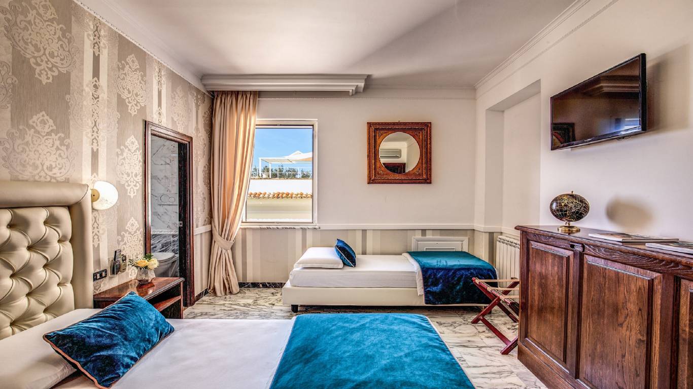 Hotel-Castel-Vecchio-Picture-Triple-Room-Non-Lake-View