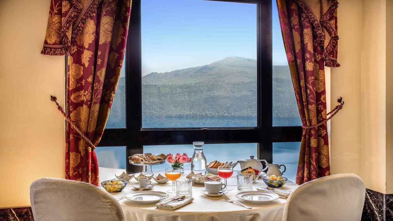 Hotel-Castel-Vecchio-Sala-Bellavista-Particolare-Tavolo-Allestito-Colazione-Lago-Albano