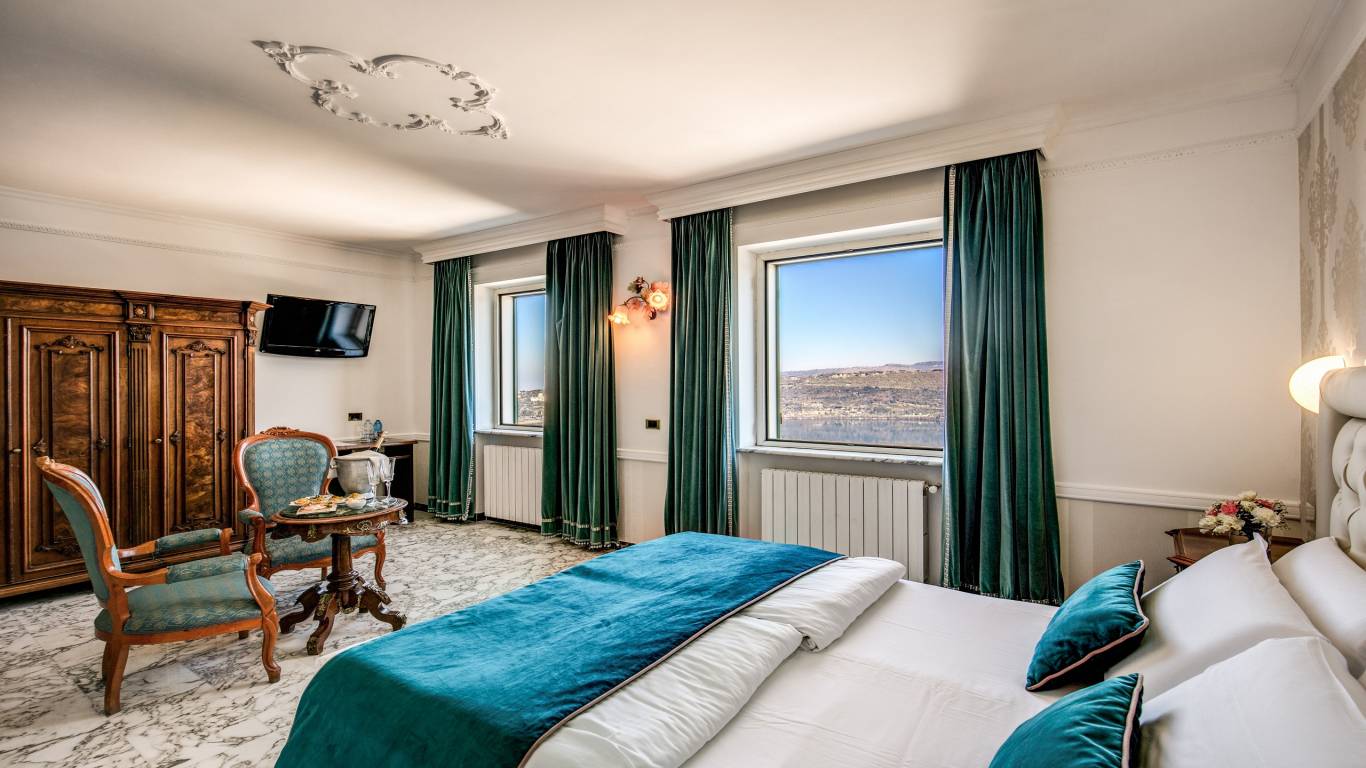 Hotel-Castel-Vecchio-Lake-Albano-Lake-of-Castel-Gandolfo-Junior-Suite-Lago3