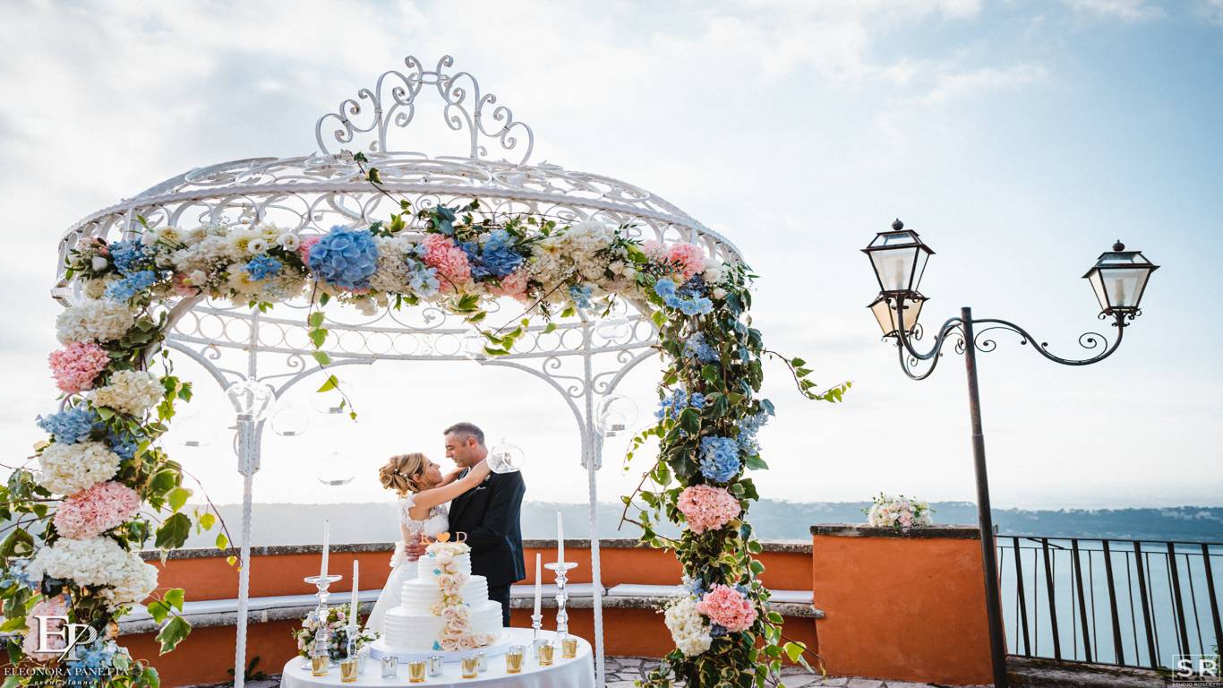 villadelcardinale-matrimonio-ricevimento-torta-arcofiori