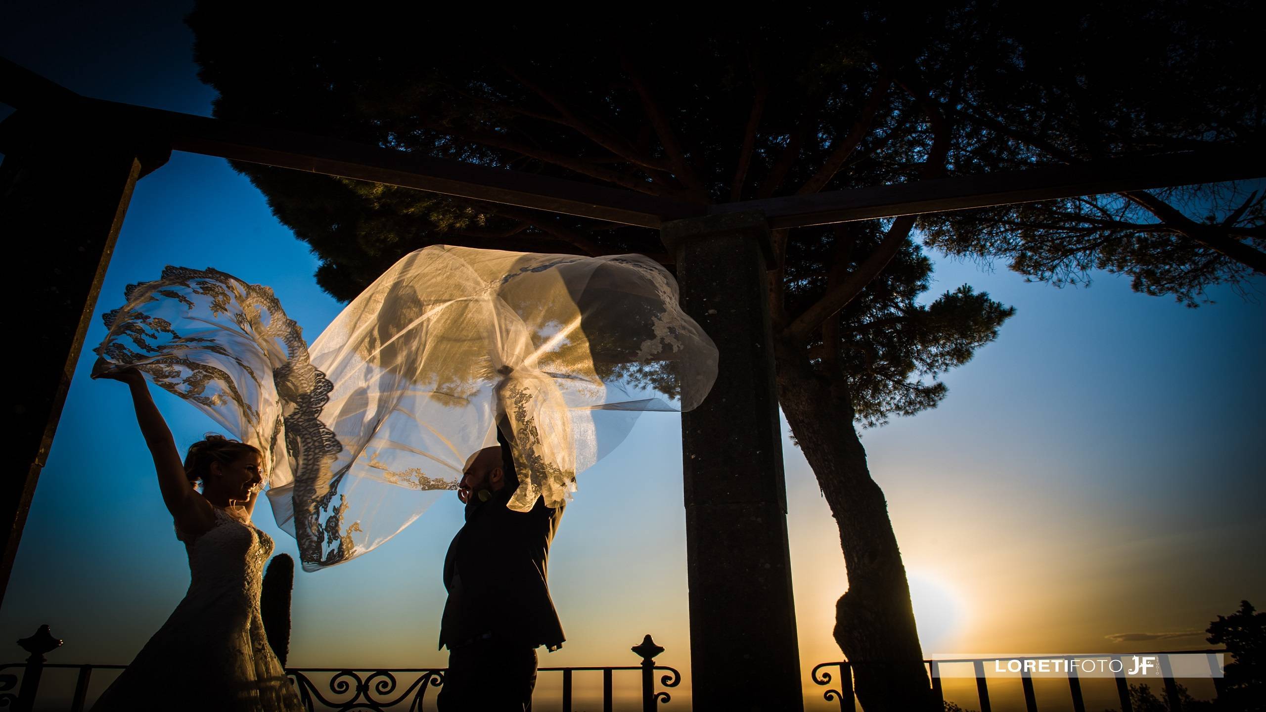 Villa-del-Cardinale-Esterna-Foto-Sposi-Velo-Bianco-Tramonto